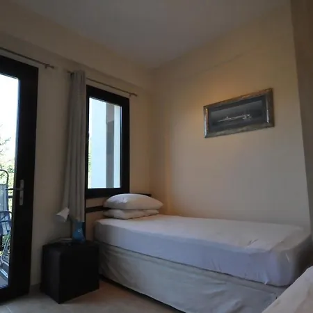 Sleeps 5 With Pool And Air Con Gümüşlük