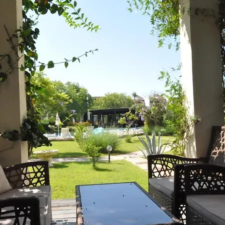 Sleeps 5 With Pool And Air Con