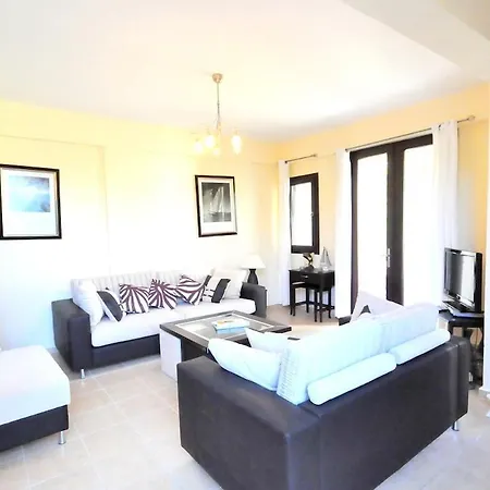 Sleeps 5 With Pool And Air Con 别墅