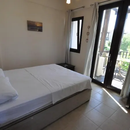 Sleeps 5 With Pool And Air Con 别墅